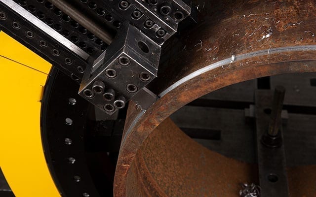closeup view of clamshell bevelling pipe end